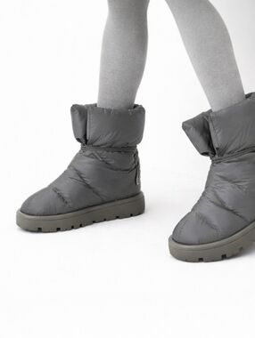 Flufie Gray Puffer Pillow Boots Size 8 NWT